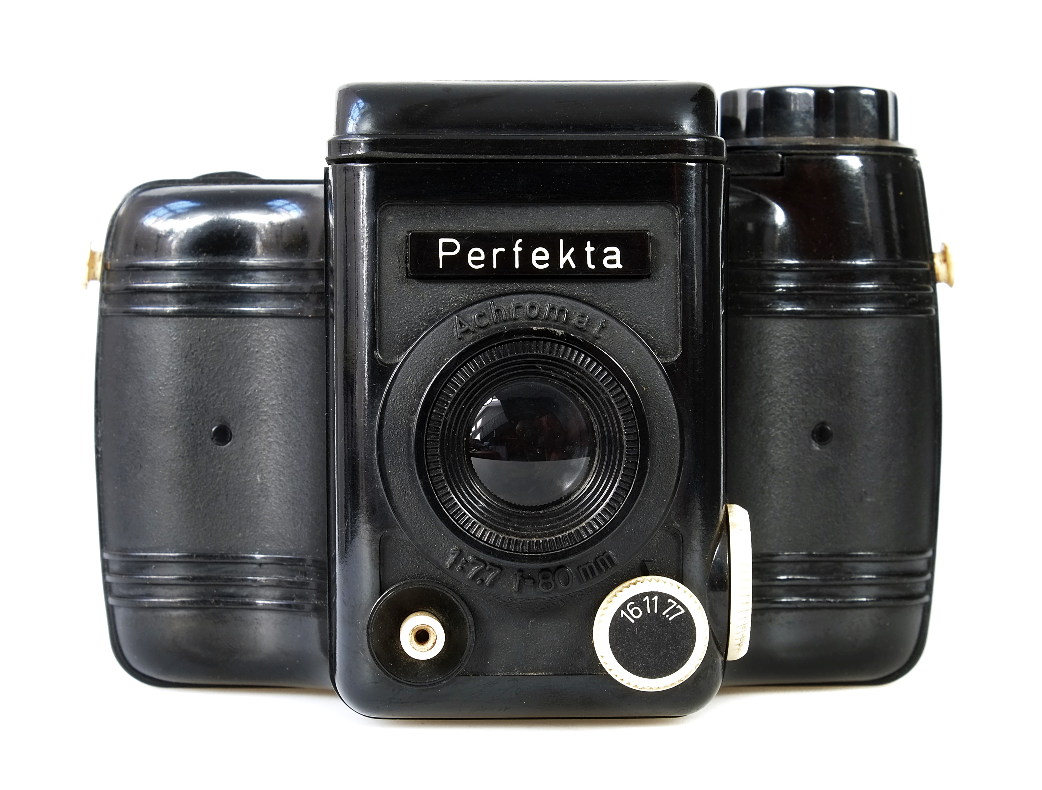 Qiz kokraklarini sut bilan soradi