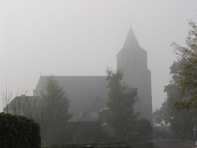 DE OUDE KERK VAN ZEVENAAR IN NEVELEN GEHULD. 
