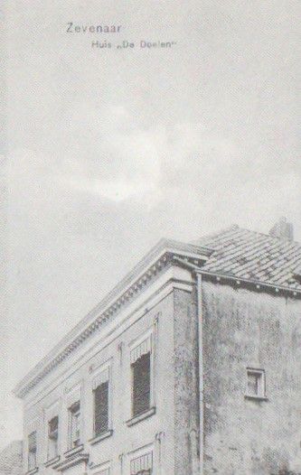 De voorzijde met bordes aan de Doelenstraat.