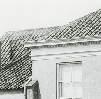 Het bordes met balustrade.