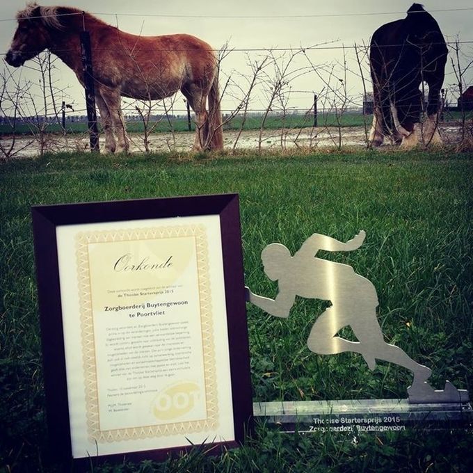 Wat zijn we blij en trots! Wij zijn de winnaar van de Thoolse Startersprijs! Wat hadden wij een mooie avond en hebben we genoten van het prachtige filmpje gemaakt op onze zorgboerderij! Bedankt! 