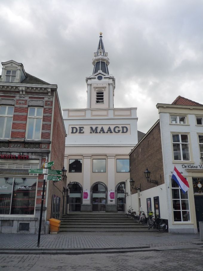 De Maagd (kerk omgevormd tot theaterzaal)